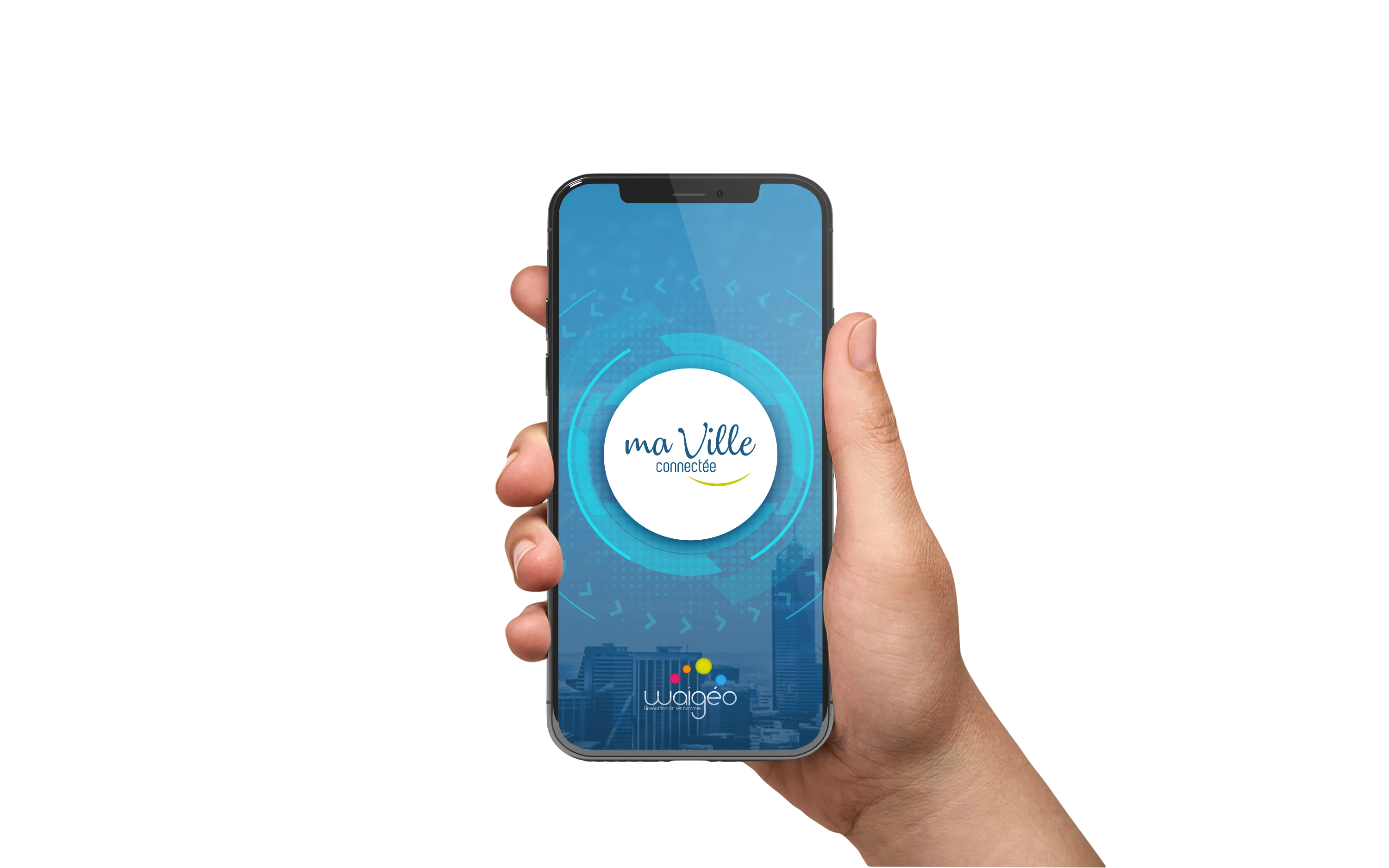 Main tenant un smartphone avec l'application MaVilleConnectée ouverte